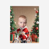 Personalizowane puzzle świąteczne dla dzieci z grafiką Mikołaja na rowerku, otoczonego choinkami i prezentami, idealny prezent na święta.