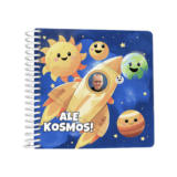 personalizowana książka dla malucha kosmos ze zdjęciem dziecka w rakiecie i wśród planet