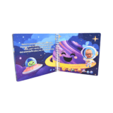 personalizowana książka dla malucha kosmos ze zdjęciem dziecka w rakiecie i wśród planet