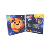 personalizowana książka dla malucha kosmos ze zdjęciem dziecka w rakiecie i wśród planet