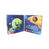 personalizowana książka dla malucha kosmos ze zdjęciem dziecka w rakiecie i wśród planet