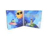 personalizowana książka dla malucha kosmos ze zdjęciem dziecka w rakiecie i wśród planet