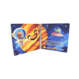 personalizowana książka dla malucha kosmos ze zdjęciem dziecka w rakiecie i wśród planet