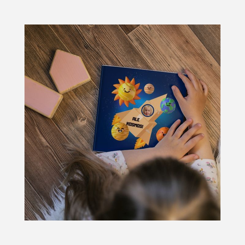 Dziecko nad książką personalizowaną ale kosmos