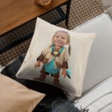 Poduszka personalizowana ze zdjęciem dziecka indianin na kanapie
