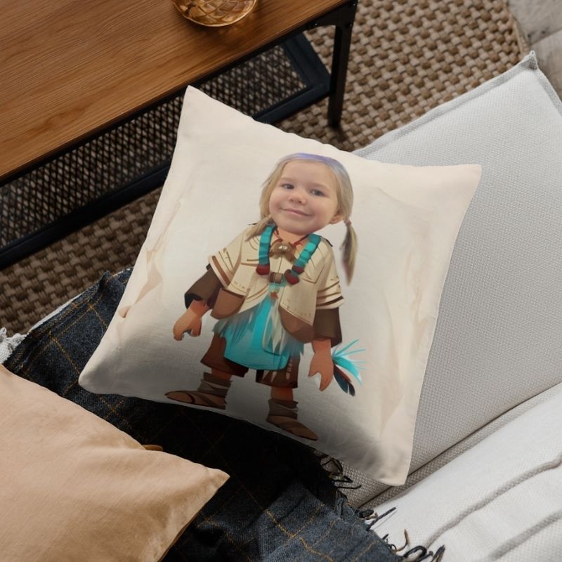 Poduszka personalizowana ze zdjęciem dziecka indianin na kanapie