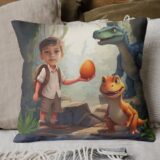 Poduszka personalizowana jajko dinozaura na kanapie