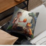 Poduszka personalizowana jajko dinozaura na kanapie