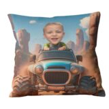 Poduszka personalizowana MONSTER TRUCK z Twoim zdjęciem - wyjątkowy prezent dla każdego małego fana niebanalnych pojazdów. Poduszka ze zdjęciem, poduszka z Twoją twarzą, poduszka dla dziecka dla fana pojazdów