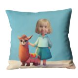 Poduszka personalizowana z lamą i zdjęciem dziecka na turkusowym tle. poduszka ze zdjęciem lama