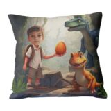 Poduszka ze zdjęciem jajko dinozaura – dziecko trzymające jajko w scenerii z dinozaurami.