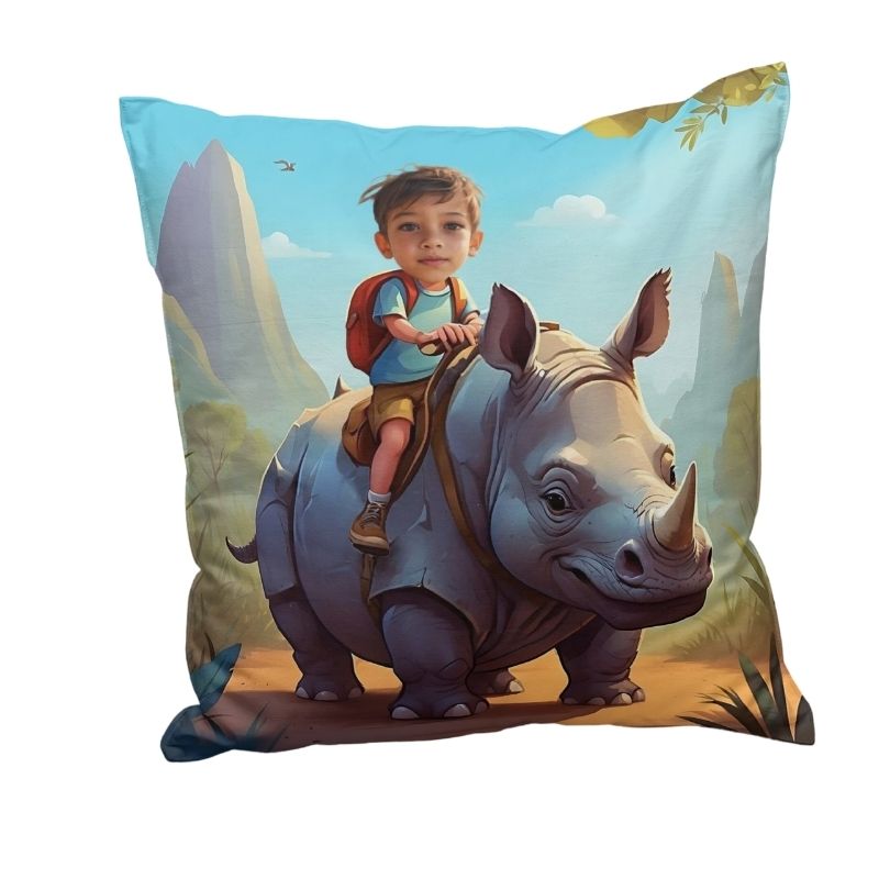 Poduszka z Twoim zdjęciem nosorożec. Personalizowana poduszka z nosorożcem i zdjęciem dziecka na afrykańskiej sawannie, miękka mikrofibra, idealny prezent dla małego fana dzikich zwierząt