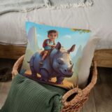 Poduszka z Twoim zdjęciem nosorożec. Personalizowana poduszka z nosorożcem i zdjęciem dziecka na afrykańskiej sawannie, miękka mikrofibra, idealny prezent dla małego fana dzikich zwierząt