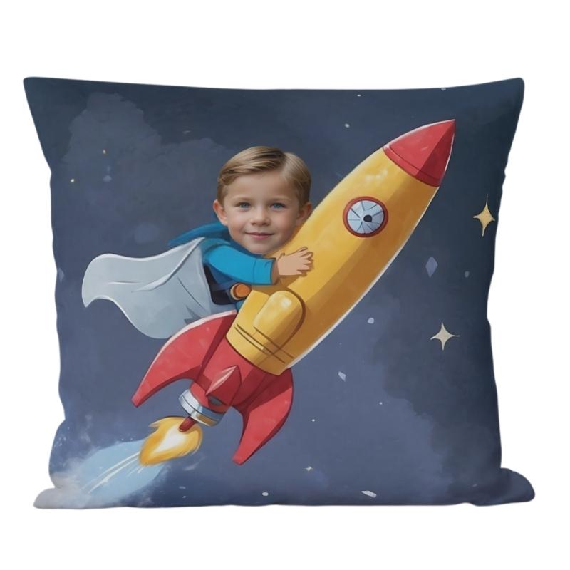 poduszka ze zdjęciem rakieta Poduszka personalizowana z dzieckiem lecącym rakietą w kosmosie