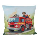poduszka ze zdjęciem strażacki wóz. Poduszka personalizowana z dzieckiem w wozie strażackim na tle dymu i nieba