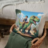 Poduszka ze zdjęciem dinozaury – personalizowana ilustracja, chłopiec na dinozaurze