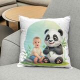 personalizowana poduszka ze zdjęciem panda – dziewczynka obok pandy, kolorowa bajkowa grafika