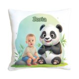 personalizowana poduszka ze zdjęciem panda – dziewczynka obok pandy, kolorowa bajkowa grafika