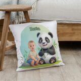 personalizowana poduszka ze zdjęciem panda – dziewczynka obok pandy, kolorowa bajkowa grafika