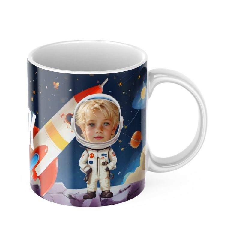 bajkowy fotokubek astronauta. Idealny prezent dla małego fana kosmosu! Dodaj zdjęcie i imię, aby stworzyć wyjątkowy kubek.