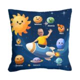 Poduszka z Twoim zdjęciem kosmos – Personalizowany Prezent na Każdą Okazję.