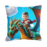 Personalizowany prezent ze zdjęciem poduszka smok poduszka Obrazek przedstawia dziecko jadące na smoku. Na poduszce znajduje się motyw smoka oraz dziecko, które pełni rolę jeźdźca. Twarz dziecka została wklejona z przesłanego zdjęcia, co nadaje produktowi personalizowany charakter. Produkt: personalizowana poduszka ze smokiem i zdjęciem dziecka.