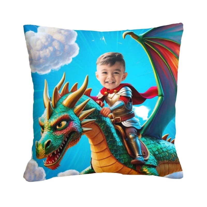 Personalizowany prezent ze zdjęciem poduszka smok poduszka Obrazek przedstawia dziecko jadące na smoku. Na poduszce znajduje się motyw smoka oraz dziecko, które pełni rolę jeźdźca. Twarz dziecka została wklejona z przesłanego zdjęcia, co nadaje produktowi personalizowany charakter. Produkt: personalizowana poduszka ze smokiem i zdjęciem dziecka.