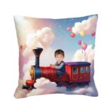 Pociąg w chmurach poduszka ze zdjęciem dziecka to wyjątkowy prezent dla małego fana pociągów. zaprasza do bajkowego świata podróży. Poduszka ze zdjęciem Pociąg w chmurach
