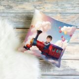 Poduszka pociąg w chmurach ze zdjęciem dziecka to idealny, personalizowany prezent dla małego fana pociągów. Miękka, kolorowa i trwała, zaprasza do bajkowego świata podróży.