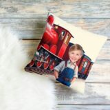 Poduszka ze zdjęciem personalizowana Lokomotywa. Personalizowana poduszka z lokomotywą i zdjęciem dziecka, bajkowa sceneria z pociągiem, miękka mikrofibra, prezent dla małego miłośnika kolei
