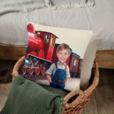 Poduszka ze zdjęciem personalizowana Lokomotywa. Personalizowana poduszka z lokomotywą i zdjęciem dziecka, bajkowa sceneria z pociągiem, miękka mikrofibra, prezent dla małego miłośnika kolei