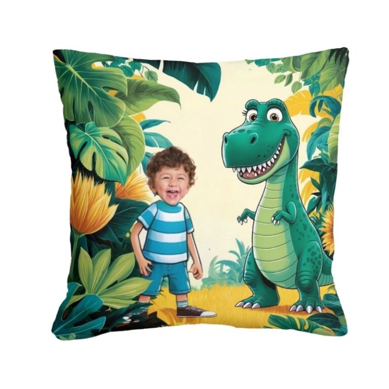 Poduszka personalizowana dinozaur w dżungli – dziecko stojące obok uśmiechniętego dinozaura w tropikalnej scenerii