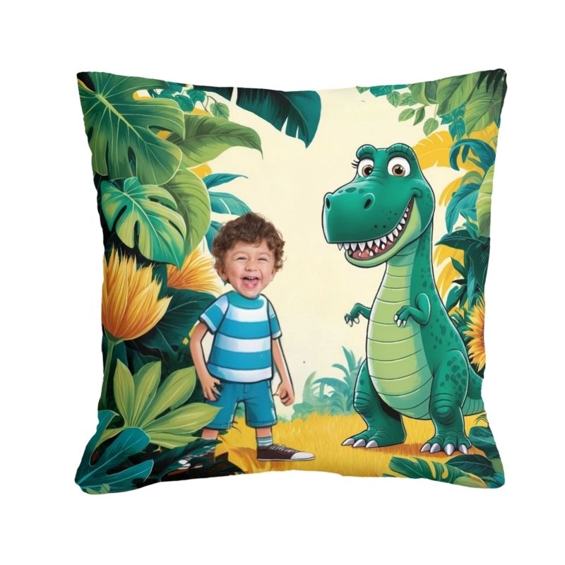 Poduszka personalizowana dinozaur w dżungli – dziecko stojące obok uśmiechniętego dinozaura w tropikalnej scenerii