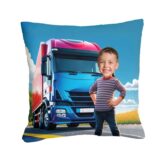 Poduszka ze zdjęciem kierowca TIR – dziecko jako kierowca kolorowej ciężarówki na tle nieba