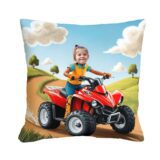 Poduszka ze zdjęciem quad – dziecko jadące czerwonym quadem po bajkowej drodze
