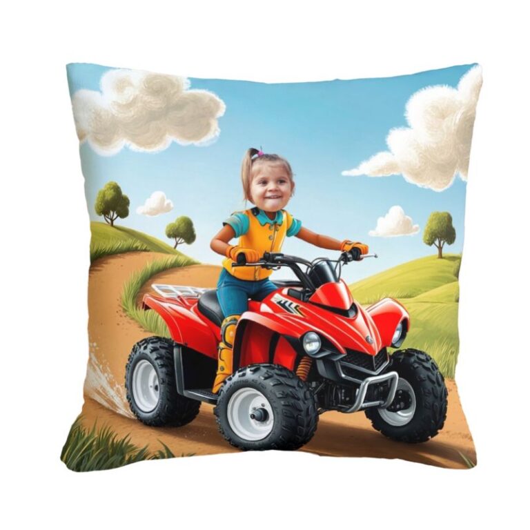Poduszka ze zdjęciem quad – dziecko jadące czerwonym quadem po bajkowej drodze