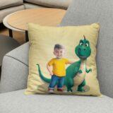 Poduszka ze zdjęciem Dinuś – personalizowana poduszka z motywem dinozaurów, idealna dla małego odkrywcy prehistorii.