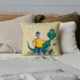 Poduszka ze zdjęciem Dinuś – personalizowana poduszka z motywem dinozaurów, idealna dla małego odkrywcy prehistorii.