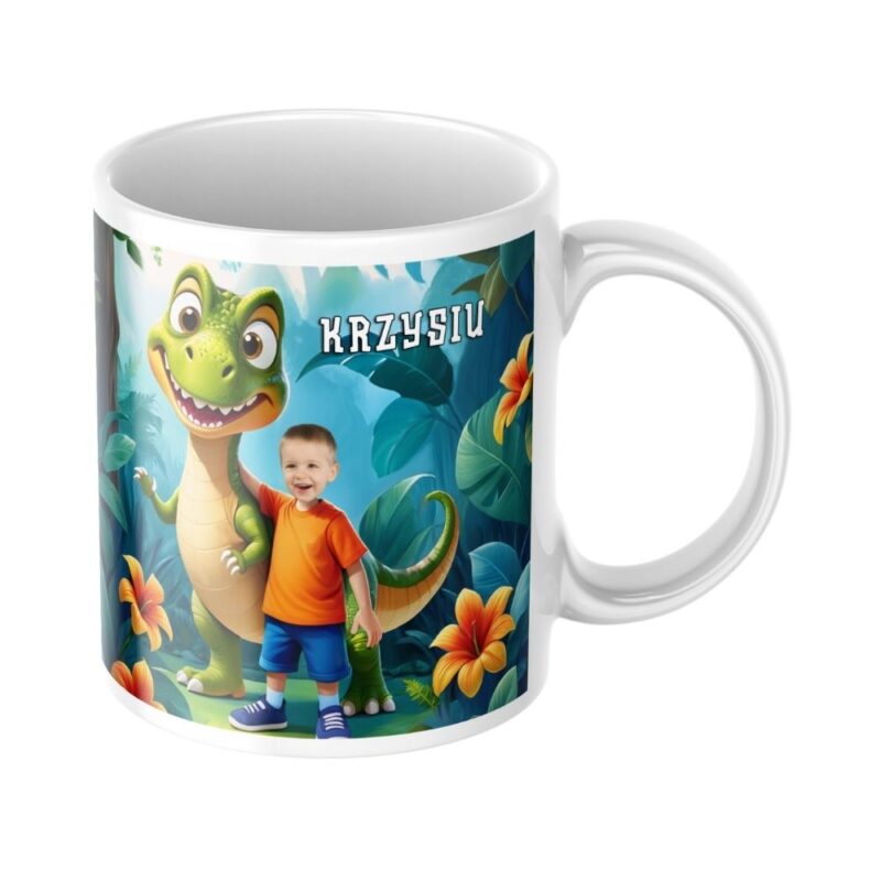 personalizowany kubek dinuś ze zdjęciem dziecka w bajkowej scenerii