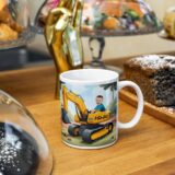 personalizowany kubek koparka ze zdjęciem dziecka i opcjonalnym imieniem na bajkowej grafice