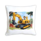 personalizowana poduszka z nadrukiem, poduszka z bajkową grafiką, pluszowa poduszka 45x45, poduszka z własnym zdjęciem, wyjątkowy prezent na każdą okazję, miękka poduszka dekoracyjna, poduszka na zamówienie, poduszka z kolorowym nadrukiem, trwała poduszka sublimacyjna, poduszka z kulką silikonową, poduszka dla dzieci z grafiką, poduszka personalizowana na prezent, poduszka z zamkiem do prania, szybka realizacja poduszki KOPARKA