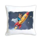 personalizowana poduszka z nadrukiem, poduszka z bajkową grafiką, pluszowa poduszka 45x45, poduszka z własnym zdjęciem, wyjątkowy prezent na każdą okazję, miękka poduszka dekoracyjna, poduszka na zamówienie, poduszka z kolorowym nadrukiem, trwała poduszka sublimacyjna, poduszka z kulką silikonową, poduszka dla dzieci z grafiką, poduszka personalizowana na prezent, poduszka z zamkiem do prania, szybka realizacja poduszki RAKIETA