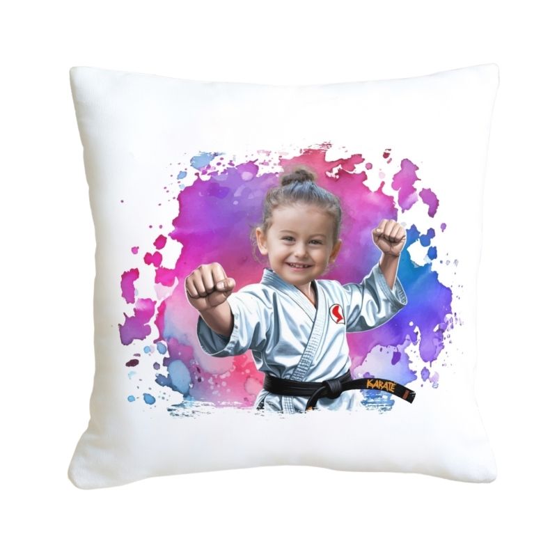 personalizowana poduszka z nadrukiem, poduszka z bajkową grafiką, pluszowa poduszka 45x45, poduszka z własnym zdjęciem, wyjątkowy prezent na każdą okazję, miękka poduszka dekoracyjna, poduszka na zamówienie, poduszka z kolorowym nadrukiem, trwała poduszka sublimacyjna, poduszka z kulką silikonową, poduszka dla dzieci z grafiką, poduszka personalizowana na prezent, poduszka z zamkiem do prania, szybka realizacja poduszki KARATE