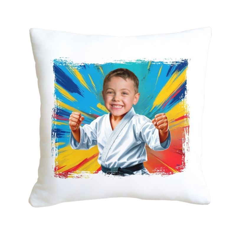 personalizowana poduszka z nadrukiem, poduszka z bajkową grafiką, pluszowa poduszka 45x45, poduszka z własnym zdjęciem, wyjątkowy prezent na każdą okazję, miękka poduszka dekoracyjna, poduszka na zamówienie, poduszka z kolorowym nadrukiem, trwała poduszka sublimacyjna, poduszka z kulką silikonową, poduszka dla dzieci z grafiką, poduszka personalizowana na prezent, poduszka z zamkiem do prania, szybka realizacja poduszki KARATE