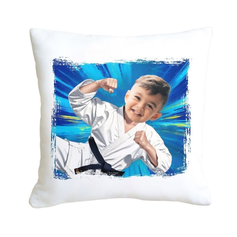 personalizowana poduszka z nadrukiem, poduszka z bajkową grafiką, pluszowa poduszka 45x45, poduszka z własnym zdjęciem, wyjątkowy prezent na każdą okazję, miękka poduszka dekoracyjna, poduszka na zamówienie, poduszka z kolorowym nadrukiem, trwała poduszka sublimacyjna, poduszka z kulką silikonową, poduszka dla dzieci z grafiką, poduszka personalizowana na prezent, poduszka z zamkiem do prania, szybka realizacja poduszki KARATE
