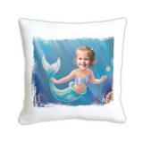 personalizowana poduszka z nadrukiem, poduszka z bajkową grafiką, pluszowa poduszka 45x45, poduszka z własnym zdjęciem, wyjątkowy prezent na każdą okazję, miękka poduszka dekoracyjna, poduszka na zamówienie, poduszka z kolorowym nadrukiem, trwała poduszka sublimacyjna, poduszka z kulką silikonową, poduszka dla dzieci z grafiką, poduszka personalizowana na prezent, poduszka z zamkiem do prania, szybka realizacja poduszki SYRENKA