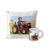 Personalizowane prezenty ze zdjęciem dla dzieci, wyjątkowe prezenty z własnym nadrukiem ZESTAW PODUSZKA I KUBEK NA PREZENT CZERWONY TRAKTOR