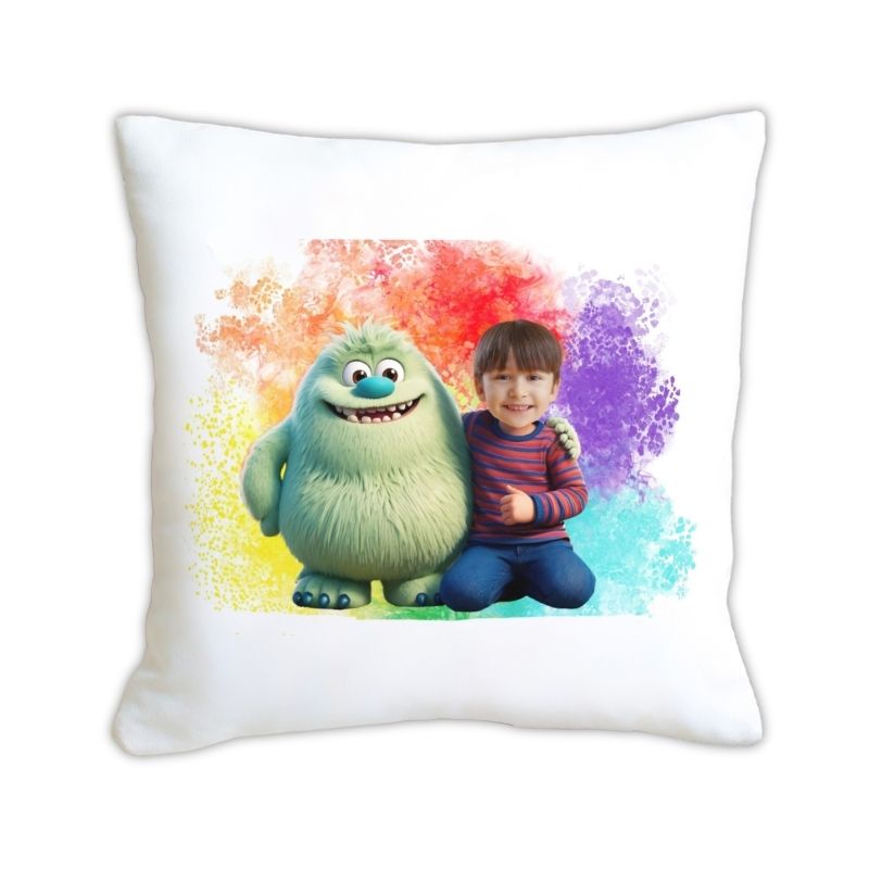 Personalizowana poduszka ze zdjęciem przyjazny potworek to idealny prezent na każdą okazję – od urodzin, przez Dzień Dziecka, po upominek świąteczny.