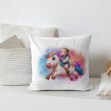 personalizowana poduszka z nadrukiem, poduszka z bajkową grafiką, pluszowa poduszka 45x45, poduszka z własnym zdjęciem, wyjątkowy prezent na każdą okazję, miękka poduszka dekoracyjna, poduszka na zamówienie, poduszka z kolorowym nadrukiem, trwała poduszka sublimacyjna, poduszka z kulką silikonową, poduszka dla dzieci z grafiką, poduszka personalizowana na prezent, poduszka z zamkiem do prania, szybka realizacja poduszki UNICORN JEDNOROŻEC