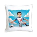 personalizowana poduszka z nadrukiem, poduszka z bajkową grafiką, pluszowa poduszka 45x45, poduszka z własnym zdjęciem, wyjątkowy prezent na każdą okazję, miękka poduszka dekoracyjna, poduszka na zamówienie, poduszka z kolorowym nadrukiem, trwała poduszka sublimacyjna, poduszka z kulką silikonową, poduszka dla dzieci z grafiką, poduszka personalizowana na prezent, poduszka z zamkiem do prania, szybka realizacja poduszki PIŁKARZ